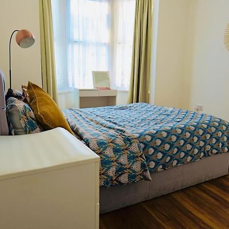 Two Bedroom Flat Near Transport & Shops ロンドン エクステリア 写真