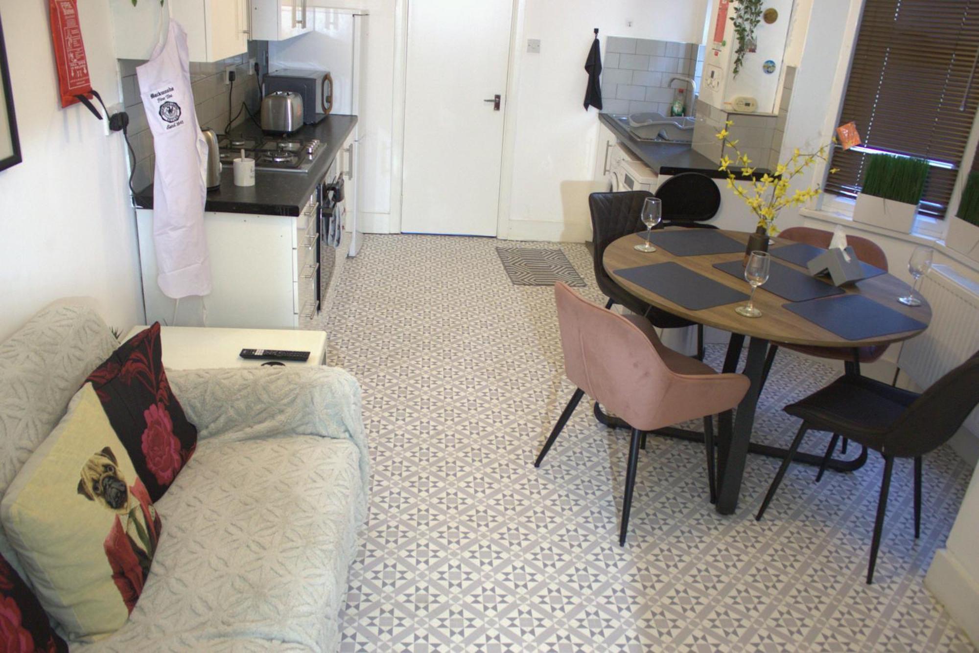 Two Bedroom Flat Near Transport & Shops ロンドン エクステリア 写真
