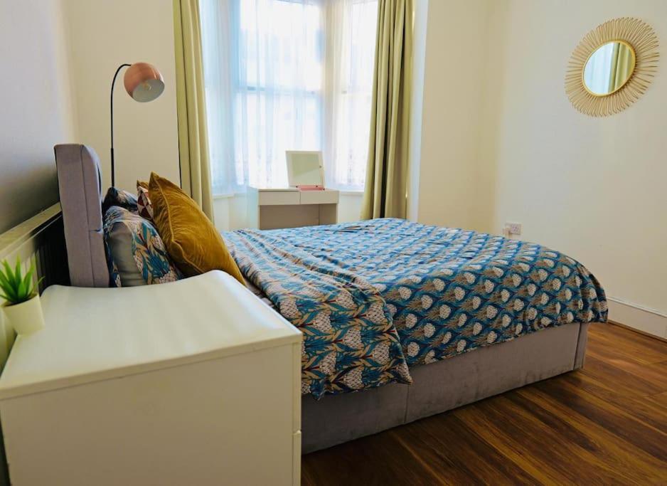 Two Bedroom Flat Near Transport & Shops ロンドン エクステリア 写真