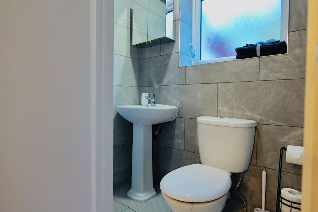 Two Bedroom Flat Near Transport & Shops ロンドン エクステリア 写真