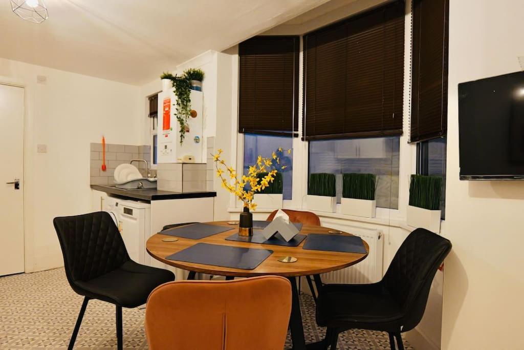 Two Bedroom Flat Near Transport & Shops ロンドン エクステリア 写真