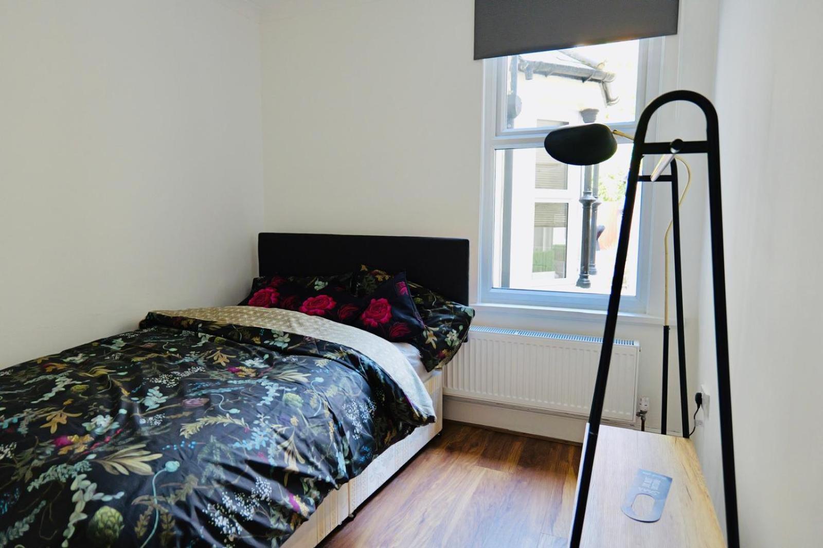 Two Bedroom Flat Near Transport & Shops ロンドン エクステリア 写真